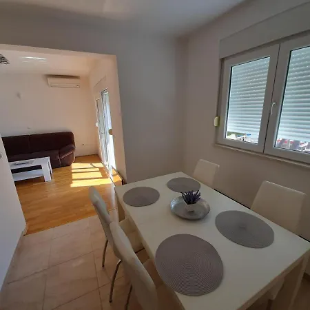 U Centru Makarske Apartment *